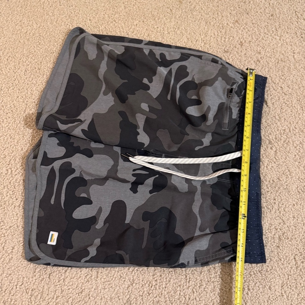 Vuori Banks shorts in charcoal camo Size M - Picture 6 of 7